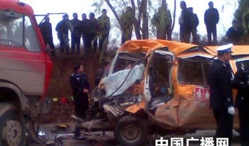 甘肃省正宁县一幼儿园校车被撞 已致19人遇难