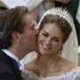 欧洲最美公主玛德琳结婚 与丈夫幸福拥吻